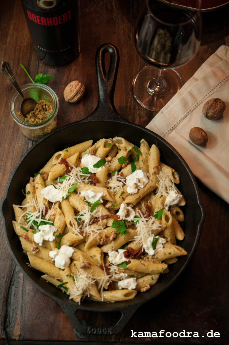 Pasta mit Walnuss-Tomaten-Petersilienpesto und zweierlei Käse | Kamafoodra