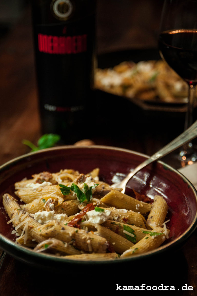 Pasta mit Walnuss-Tomaten-Petersilienpesto und zweierlei Käse | Kamafoodra